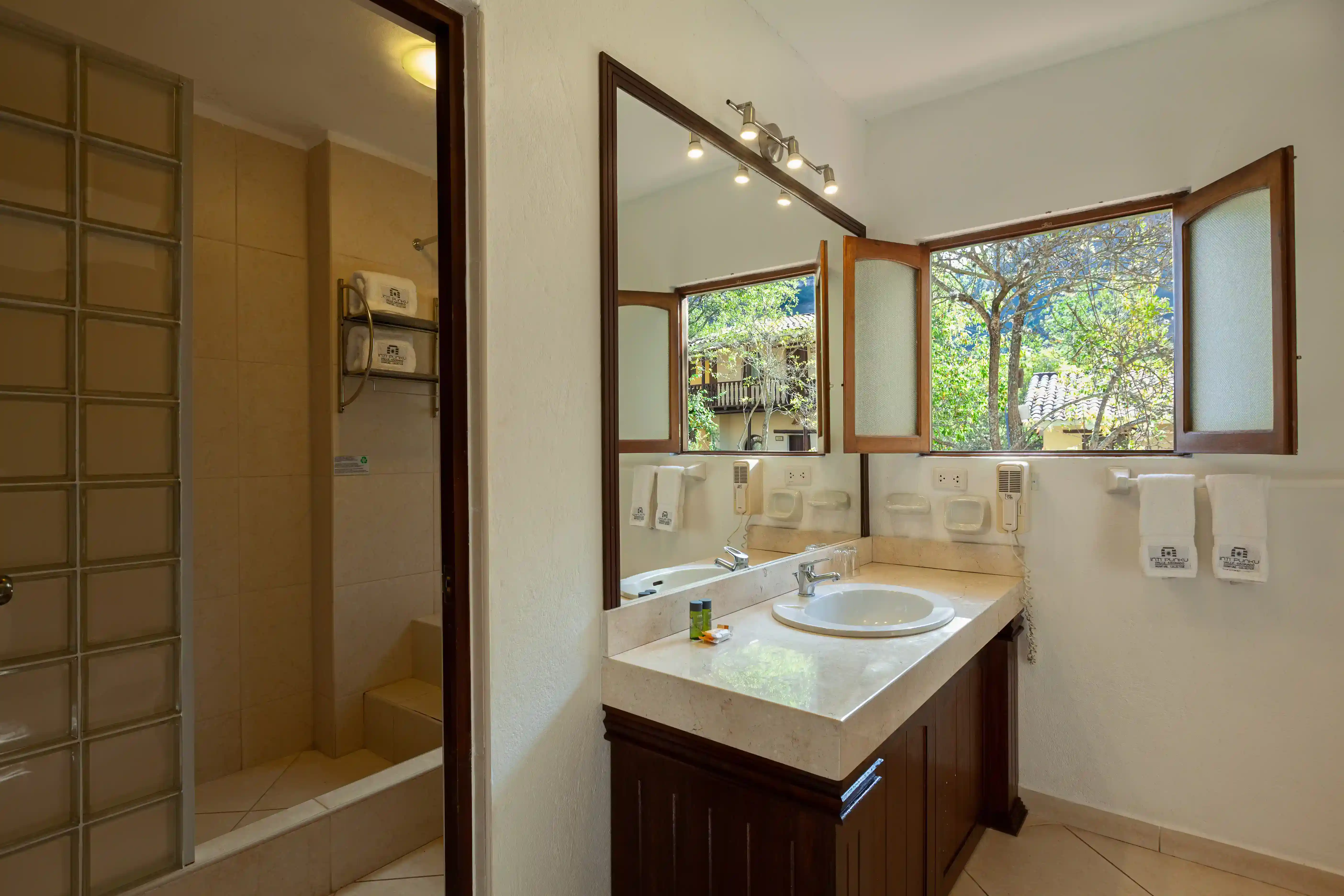 baño suit familiar