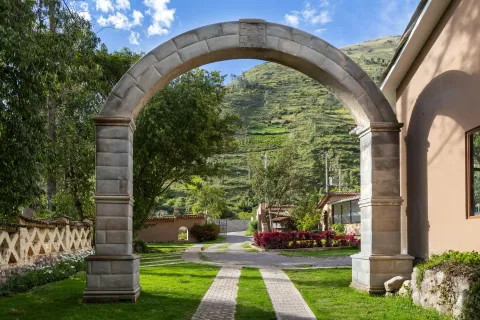 Arco de entrada al hotel del Valle Sagrado Urubamba | Hotel Inti Punku